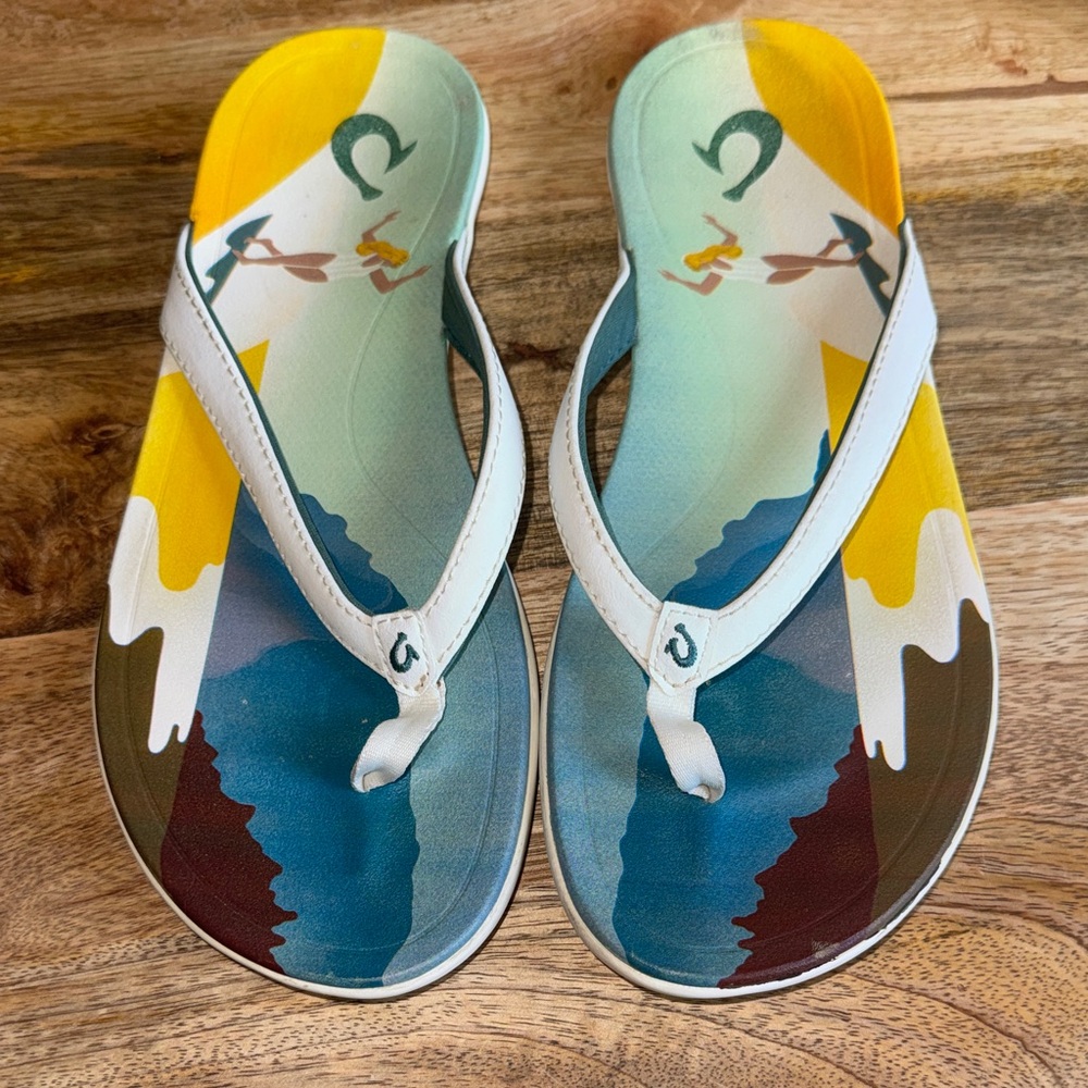 Olukai Ho’opio Pae Surf Graphic Beach Flip Flops women’s size 9